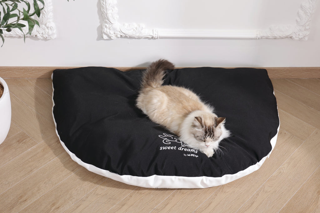 SWEET DREAMS triangle cushion black&white