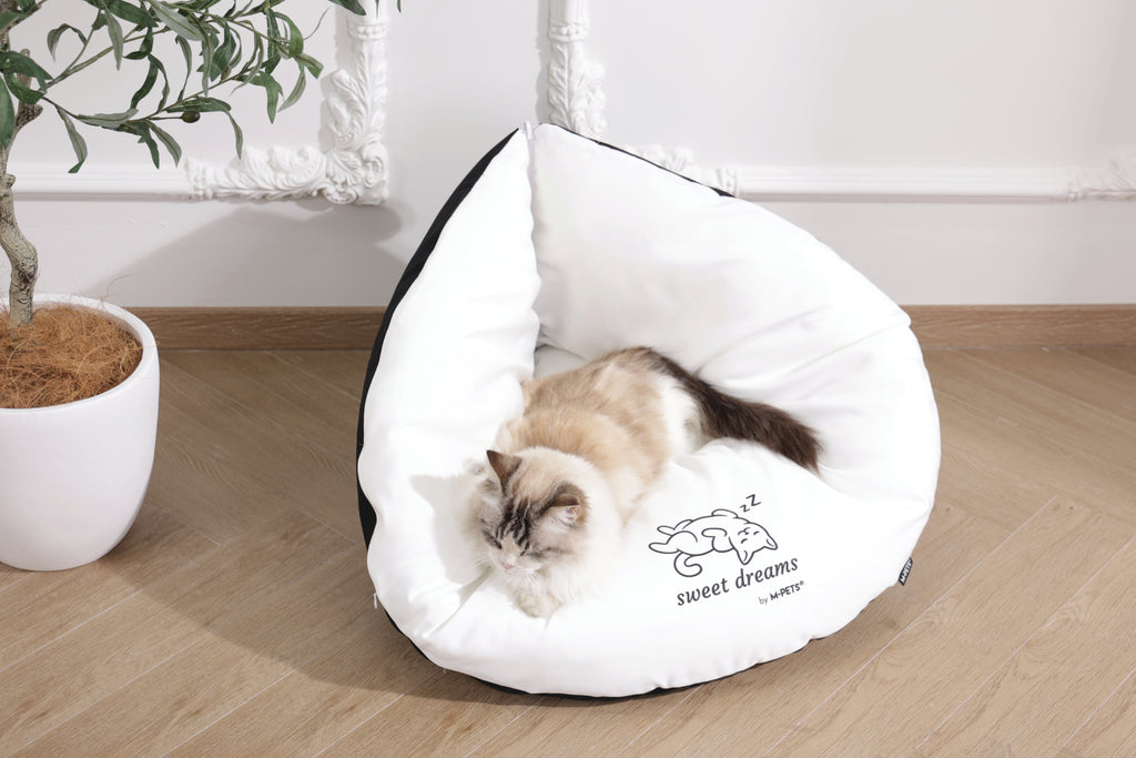 SWEET DREAMS triangle cushion black&white