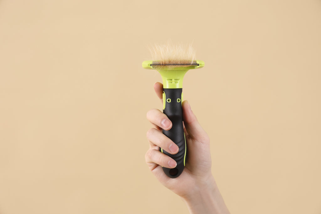 CLICK and GROOM Deshedding Brush