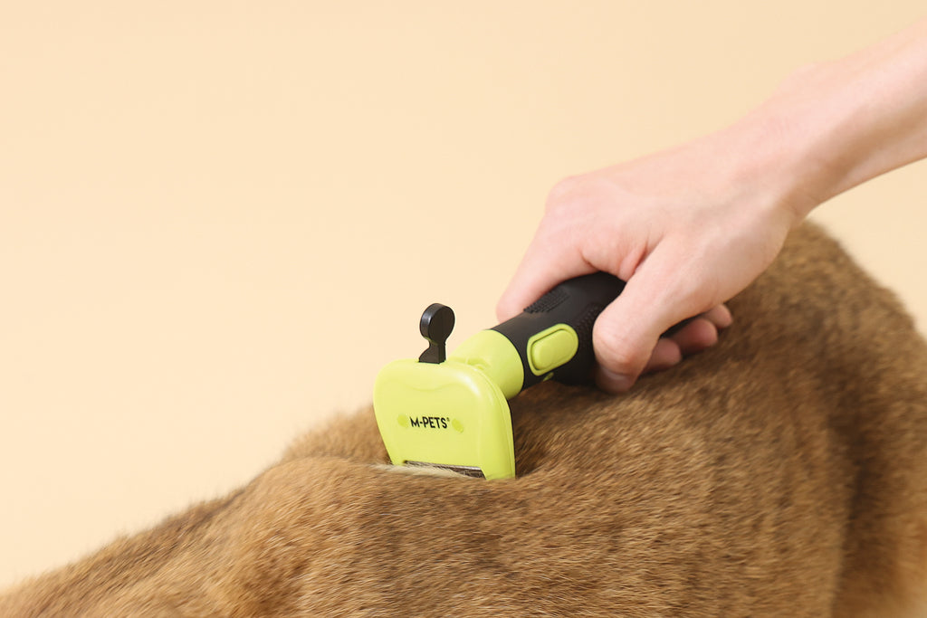 CLICK and GROOM Deshedding Brush