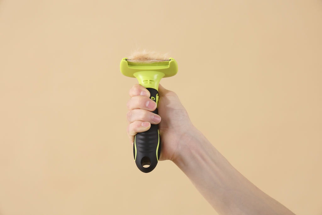 CLICK and GROOM Deshedding Brush