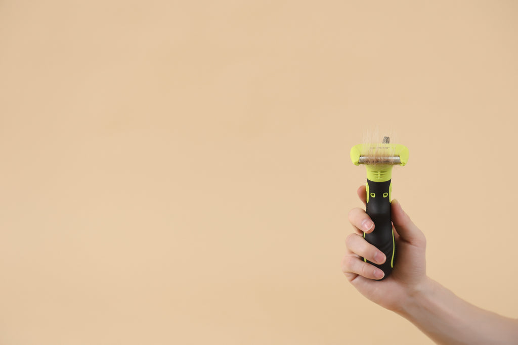 CLICK and GROOM Deshedding Brush