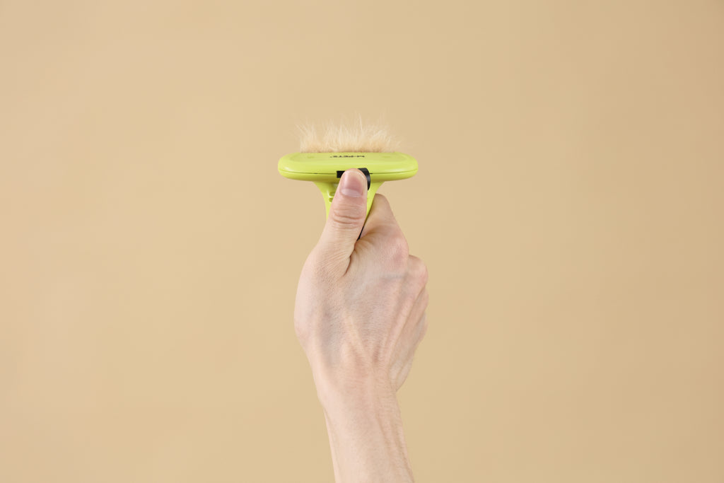 CLICK and GROOM Deshedding Brush