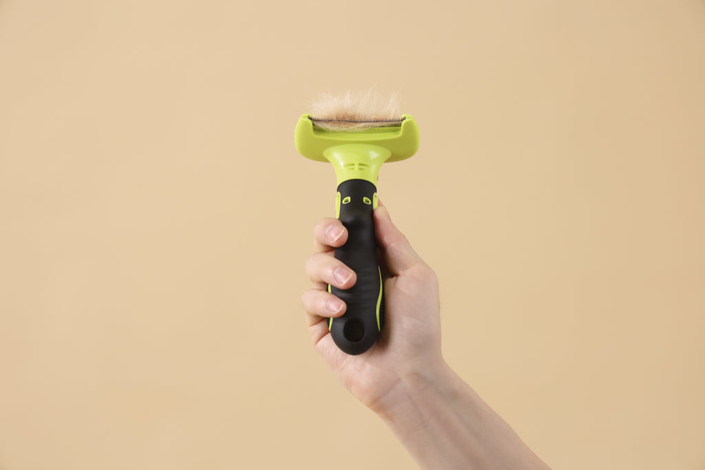 CLICK and GROOM Deshedding Brush